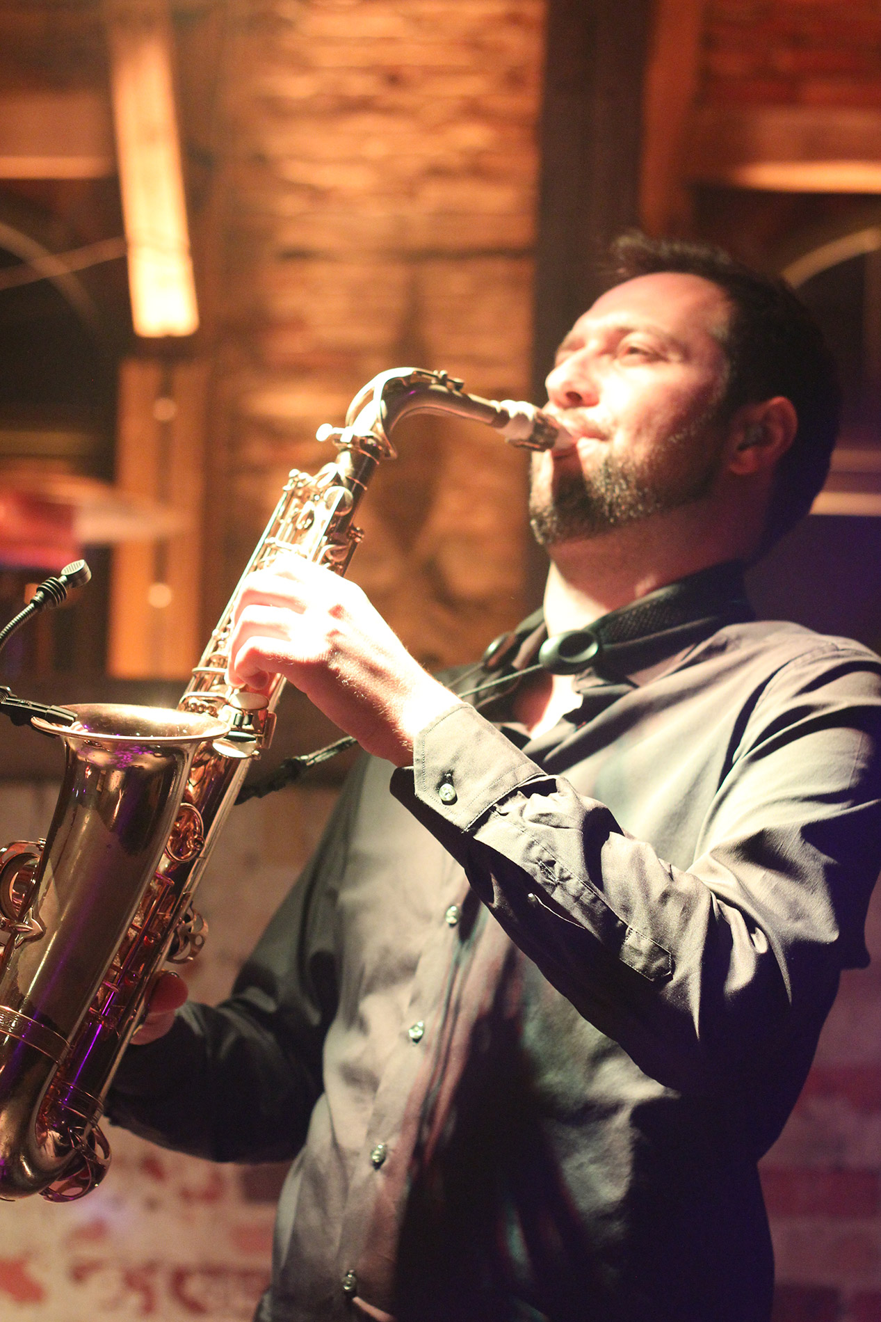 Silvan-Kaiser-Saxophon Erlebe erstklassige Live-DJ Sets mit Basti A.