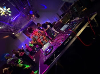 Blick von den DJ Decks auf eine Tanzfläche